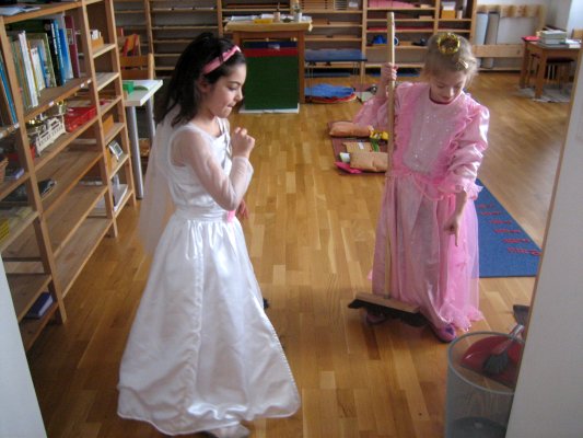 Eine Prinzessin und eine Braut beim Putzen.