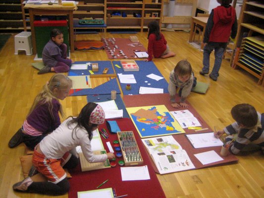Lernen in einer Montessori-Schule